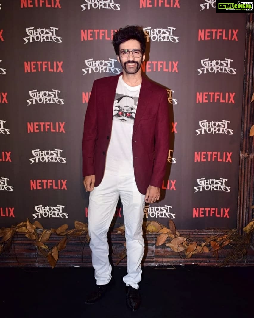Avinash Tiwary Instagram - #GhostStories Screening Spooking the world with just 'tash'! Also, Merry Christmas Everyone!! Styled by @krishnabhanushali12 HMU- @vinitblunt786 @faiza_moosa137 📸- @_nikhilwa