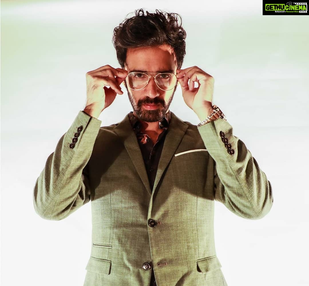 Avinash Tiwary Instagram - 'Olive You' , Swallow me with a Martini! Styled by - @krishnabhanushali12 for @filmfare style and glamour awards! #filmfarestyleandglamourawards @selectedhomme @guesswatches @enzo.cardini Hair- @vinitblunt786 ๐ธ- @ragininath12