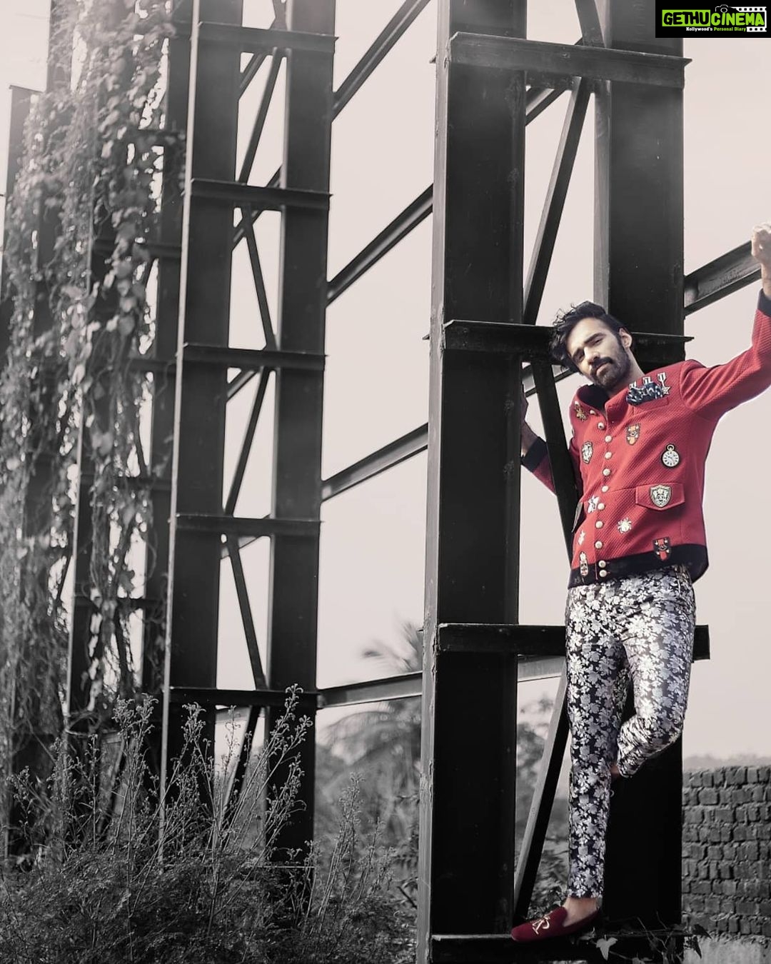 Avinash Tiwary Instagram - 🛑🛑🛑🚨🚨🚨🛑🛑🛑 @candymag.in Photographed by @studiodenz Creative Director | @farrahkader Fashion Stylist @jaadu_sidhu @haaute MUAH @kanika_arrora Interview By @sakshi.404 Artist PRI @hypenq_pr Location | Bhatia Island, Mumbai Jacket & Pants by @blackrosebytabishmistry, Pocket Square by @fitoorshop, Accessories by @bebajrang, Shoes by @zara