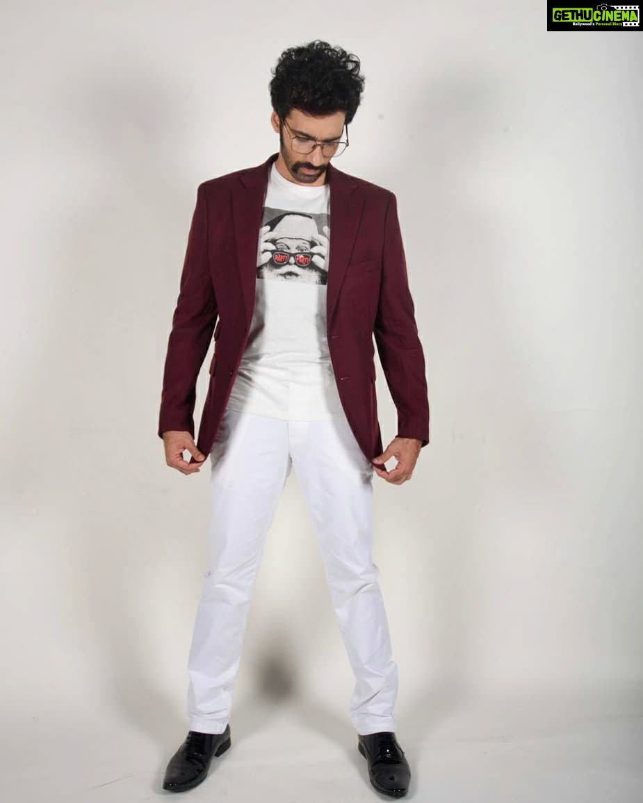 Avinash Tiwary Instagram - #GhostStories Screening Spooking the world with just 'tash'! Also, Merry Christmas Everyone!! Styled by @krishnabhanushali12 HMU- @vinitblunt786 @faiza_moosa137 📸- @_nikhilwa