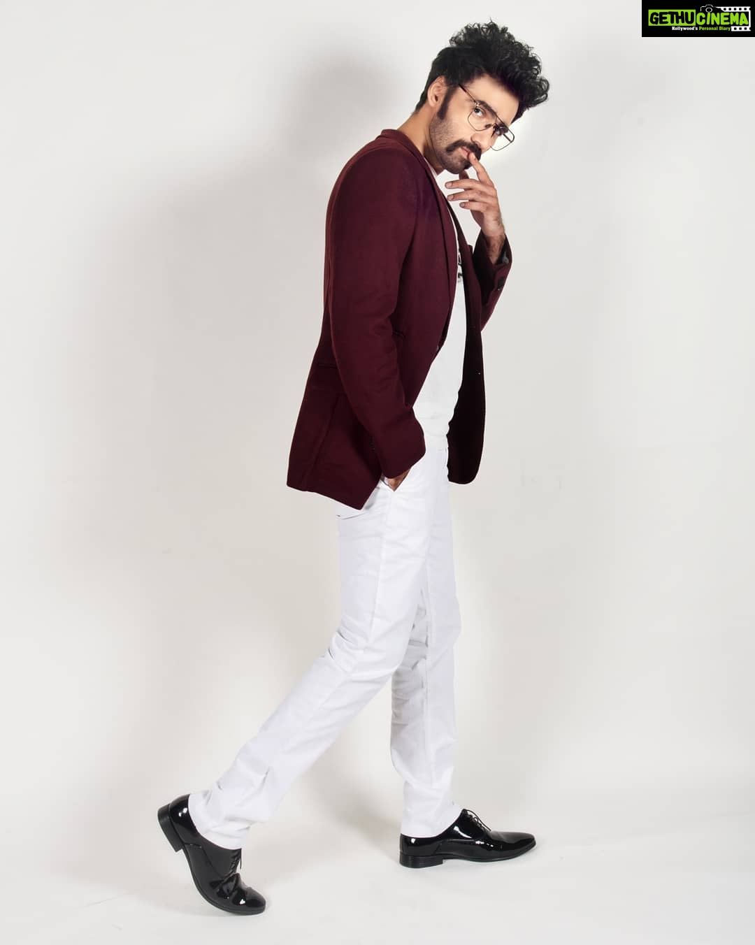 Avinash Tiwary Instagram - #GhostStories Screening Spooking the world with just 'tash'! Also, Merry Christmas Everyone!! Styled by @krishnabhanushali12 HMU- @vinitblunt786 @faiza_moosa137 📸- @_nikhilwa