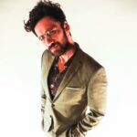 Avinash Tiwary Instagram - 'Olive You' , Swallow me with a Martini! Styled by - @krishnabhanushali12 for @filmfare style and glamour awards! #filmfarestyleandglamourawards @selectedhomme @guesswatches @enzo.cardini Hair- @vinitblunt786 📸- @ragininath12