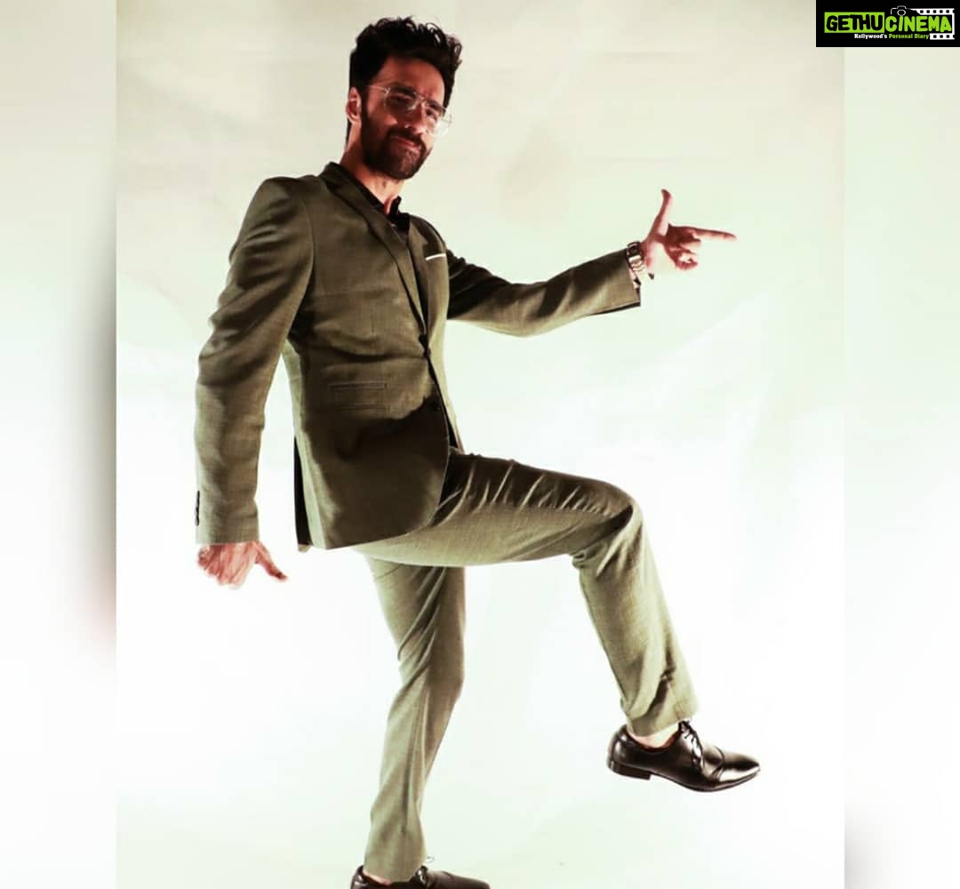 Avinash Tiwary Instagram - 'Olive You' , Swallow me with a Martini! Styled by - @krishnabhanushali12 for @filmfare style and glamour awards! #filmfarestyleandglamourawards @selectedhomme @guesswatches @enzo.cardini Hair- @vinitblunt786 ๐ธ- @ragininath12