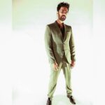Avinash Tiwary Instagram - 'Olive You' , Swallow me with a Martini! Styled by - @krishnabhanushali12 for @filmfare style and glamour awards! #filmfarestyleandglamourawards @selectedhomme @guesswatches @enzo.cardini Hair- @vinitblunt786 📸- @ragininath12