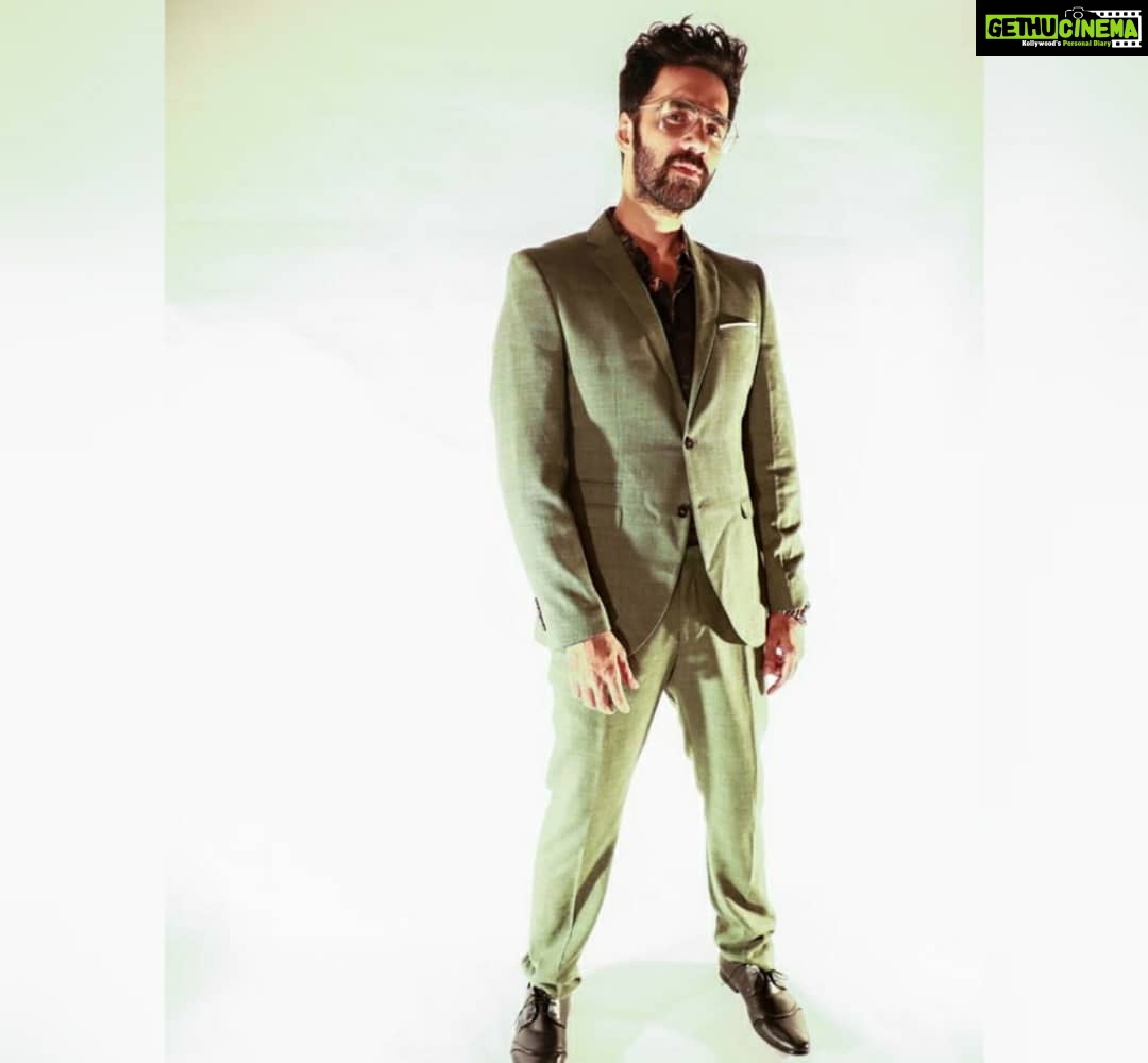 Avinash Tiwary Instagram - 'Olive You' , Swallow me with a Martini! Styled by - @krishnabhanushali12 for @filmfare style and glamour awards! #filmfarestyleandglamourawards @selectedhomme @guesswatches @enzo.cardini Hair- @vinitblunt786 ๐ธ- @ragininath12