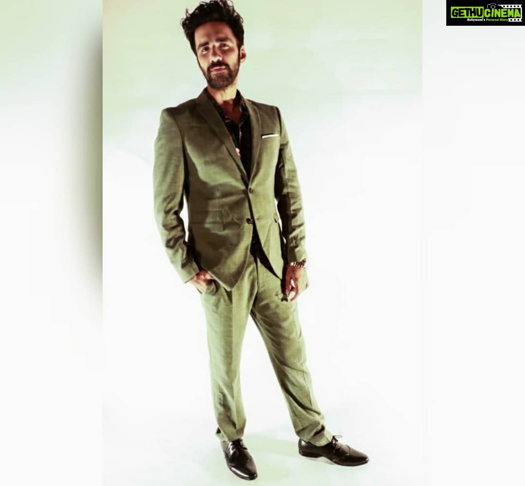 Avinash Tiwary Instagram - 'Olive You' , Swallow me with a Martini! Styled by - @krishnabhanushali12 for @filmfare style and glamour awards! #filmfarestyleandglamourawards @selectedhomme @guesswatches @enzo.cardini Hair- @vinitblunt786 ๐ธ- @ragininath12
