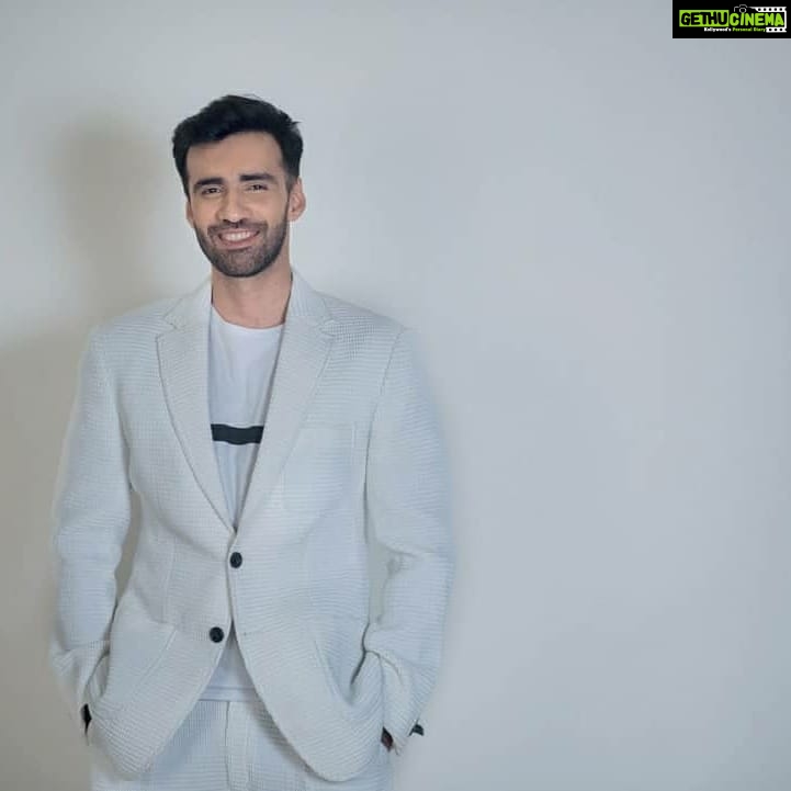 Avinash Tiwary Instagram - For the opening ceremony of @mumbaifilmfestival Styled by - @___shrutiagarwal___ Suit - @Dinkaraneja.menswear Tee - @selectedindia Shoes @nike 📸- @_nikhilwa Location - @shootmestudios4 Pro tip - Dandruff issues??! Wear all white ;)