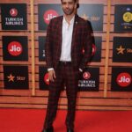Avinash Tiwary Instagram - Now that i have some internet connection :) Had a lovely time at the #jiomamimoviemelawithstar #jiomamiwithstar2019 Styled by @krishnabhanushali12 Outfit Suit @jackjonesindia Shoes @enzo.cardini