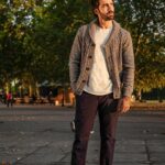 Avinash Tiwary Instagram - Sapno pe pehra daale... Na jaane kaisi aankhein hain Har mehak ko jakde rakhe... Na jaane ye kaisi saansein hain Dur chamakti chandni ko ek andhere guufa ne band kar rakha hai... Sisiyphus(google karlo :P) ki yaad dila de aise karmo ne dhhar rakha hai... Todengey...Tutenge Fodengey...Futenge Ye hai ek yalgaar... Oh baby, Lets make LOVE like its WAR! ;) #kehnakyachahteho ?? Also last one with this Cardigan...I promise!