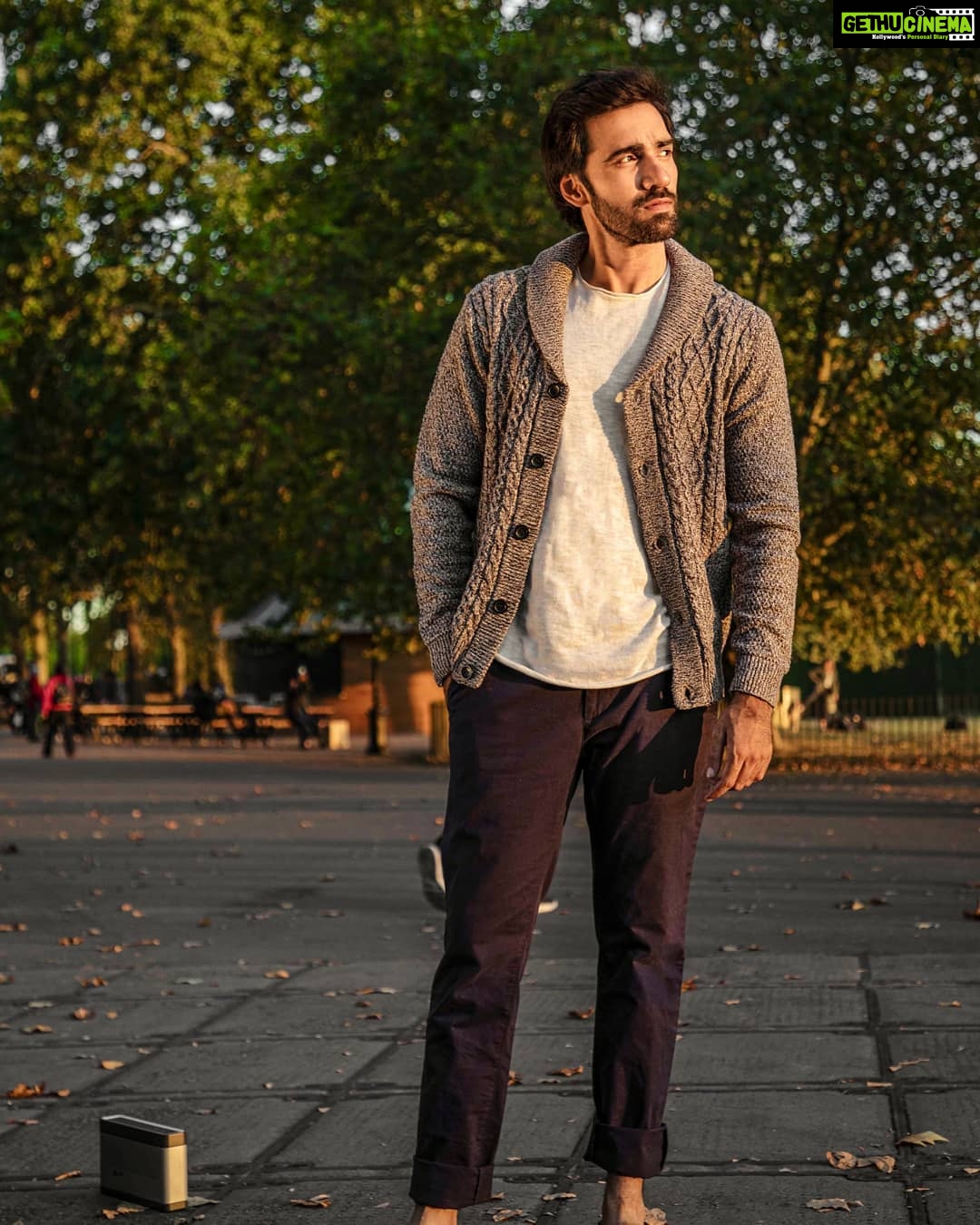 Avinash Tiwary Instagram - Sapno pe pehra daale... Na jaane kaisi aankhein hain Har mehak ko jakde rakhe... Na jaane ye kaisi saansein hain Dur chamakti chandni ko ek andhere guufa ne band kar rakha hai... Sisiyphus(google karlo :P) ki yaad dila de aise karmo ne dhhar rakha hai... Todengey...Tutenge Fodengey...Futenge Ye hai ek yalgaar... Oh baby, Lets make LOVE like its WAR! ;) #kehnakyachahteho ?? Also last one with this Cardigan...I promise!