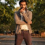Avinash Tiwary Instagram - Shab -e- Gham ki Sahar nahi hoti Ho bhi toh mere ghar nahi hoti Zindagi tu hi Mukhtasar hoja Shab-e- gham Mukhtasar nahi hoti! - Nusrat Fateh Ali Khan