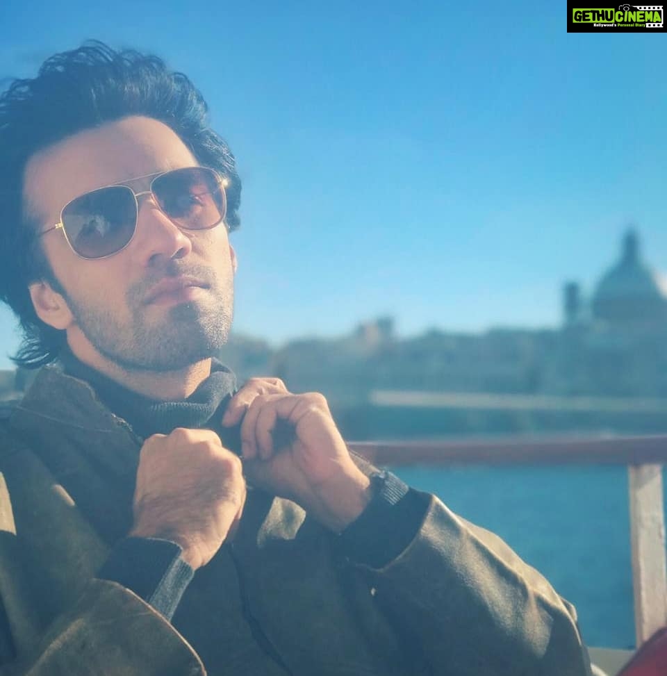 Avinash Tiwary Instagram - Rang iska neela hai, Dimaag thoda dheela hai Tairna isko nahi aata, Kyunki paani iska geela hai! #mycaptionisbetterthanyours 🤣🤣