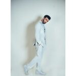 Avinash Tiwary Instagram - For the opening ceremony of @mumbaifilmfestival Styled by - @___shrutiagarwal___ Suit - @Dinkaraneja.menswear Tee - @selectedindia Shoes @nike 📸- @_nikhilwa Location - @shootmestudios4 Pro tip - Dandruff issues??! Wear all white ;)