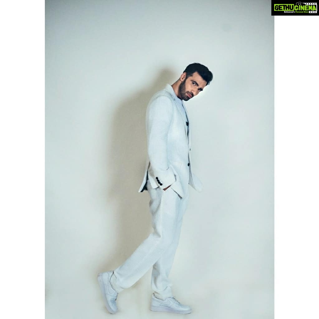 Avinash Tiwary Instagram - For the opening ceremony of @mumbaifilmfestival Styled by - @___shrutiagarwal___ Suit - @Dinkaraneja.menswear Tee - @selectedindia Shoes @nike 📸- @_nikhilwa Location - @shootmestudios4 Pro tip - Dandruff issues??! Wear all white ;)
