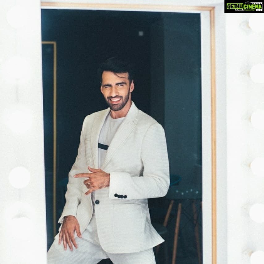 Avinash Tiwary Instagram - For the opening ceremony of @mumbaifilmfestival Styled by - @___shrutiagarwal___ Suit - @Dinkaraneja.menswear Tee - @selectedindia Shoes @nike 📸- @_nikhilwa Location - @shootmestudios4 Pro tip - Dandruff issues??! Wear all white ;)
