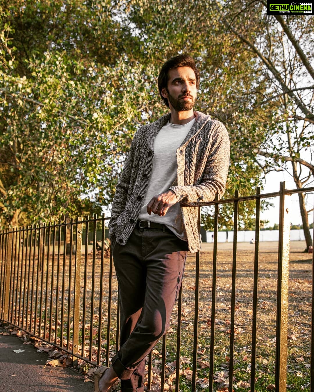 Avinash Tiwary Instagram - Sapno pe pehra daale... Na jaane kaisi aankhein hain Har mehak ko jakde rakhe... Na jaane ye kaisi saansein hain Dur chamakti chandni ko ek andhere guufa ne band kar rakha hai... Sisiyphus(google karlo :P) ki yaad dila de aise karmo ne dhhar rakha hai... Todengey...Tutenge Fodengey...Futenge Ye hai ek yalgaar... Oh baby, Lets make LOVE like its WAR! ;) #kehnakyachahteho ?? Also last one with this Cardigan...I promise!
