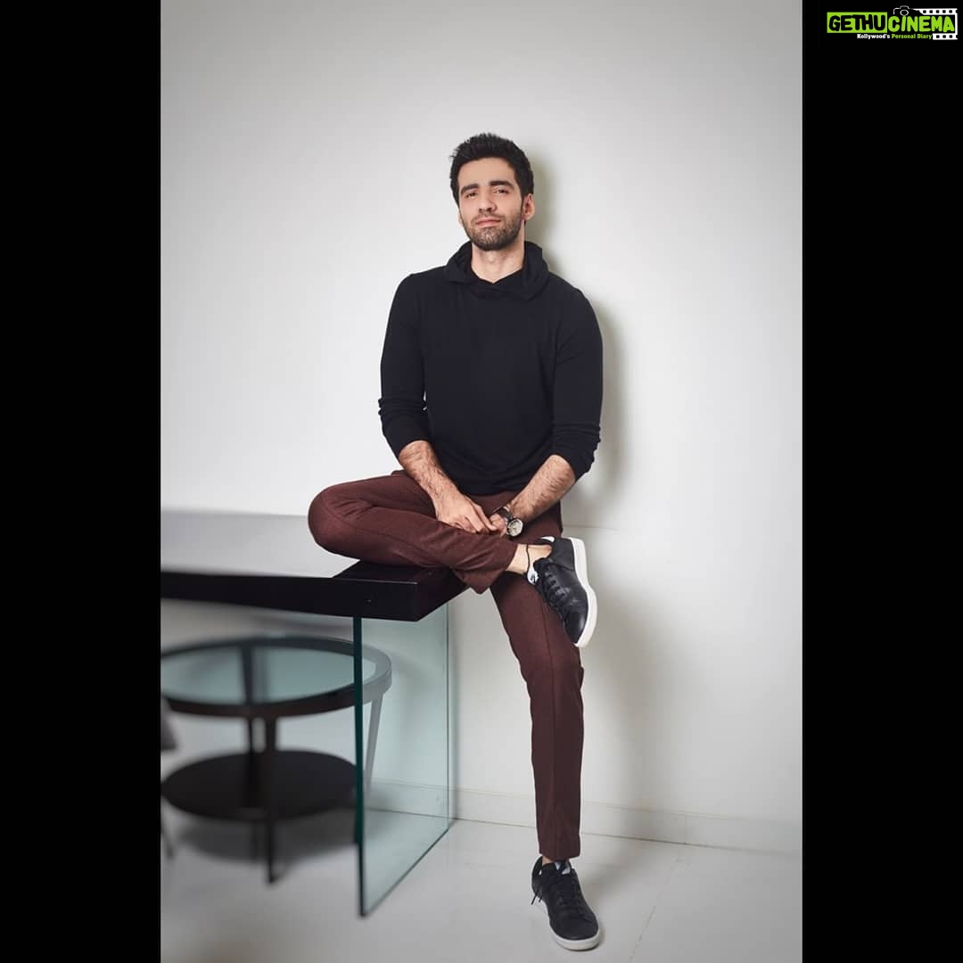 Avinash Tiwary Instagram - Look at the moon today. Hoodie: @weareperona Pants: @dinkaraneja.menswear Watch: @guesswatches Shoes: @koovsfashion @nike Styled by: @chandiniw Assured by: @nikitaletitia @stacey.cardoz #LailaMajnu #PyaarMeinPaagal
