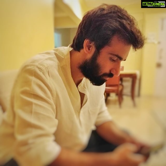 Avinash Tiwary Instagram - Bekhayali mein yunhi bas ek iraada kar liya, Apne dil ke shauq ko haddse jyaada kar liya... Jaante they dono hum isko nibha sakte nahi, Usney Vaada kar liya maine bhi Vaada kar liya.... #munirniazi