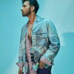 Avinash Tiwary Instagram – Your favourite chaos has arrived!😈😈

Styled By @shaeroy
Hair @Anshul_hair
Makeup  @rohan_mohan09
Assistant Stylist @alizaafatmaa
📸 @mohitvaru
__

Shirts and Denim Jacket, all @dhruvkapoor 
Jeans @hm
Sneakers @louboutinworld
Jewelry @zillionaireindia

#KhakeeOnNetflix #KhakeeTheBiharChapter