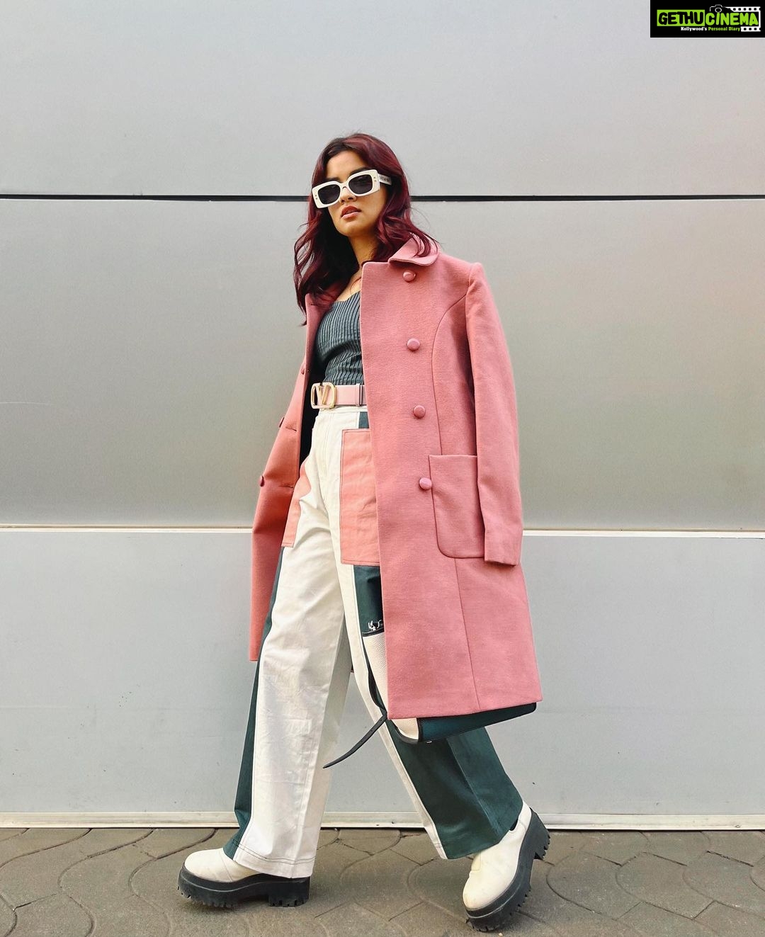 Avneet Kaur Instagram - Colour blocking!!! 🤍💗💚 #styledbyme #colourpallette Outfit: @saangi_pret stylist: @digitallydiksha winter wear : @shop.dlanxa Style partner: @styling.your.soul Belt- @maisonvalentino Shades- @dior Bag- @katespadeny Boots- @hm Mumbai, Maharashtra