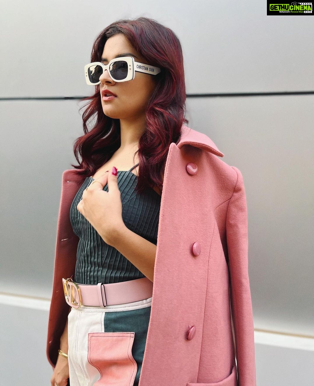 Avneet Kaur Instagram - Colour blocking!!! 🤍💗💚 #styledbyme #colourpallette Outfit: @saangi_pret stylist: @digitallydiksha winter wear : @shop.dlanxa Style partner: @styling.your.soul Belt- @maisonvalentino Shades- @dior Bag- @katespadeny Boots- @hm Mumbai, Maharashtra