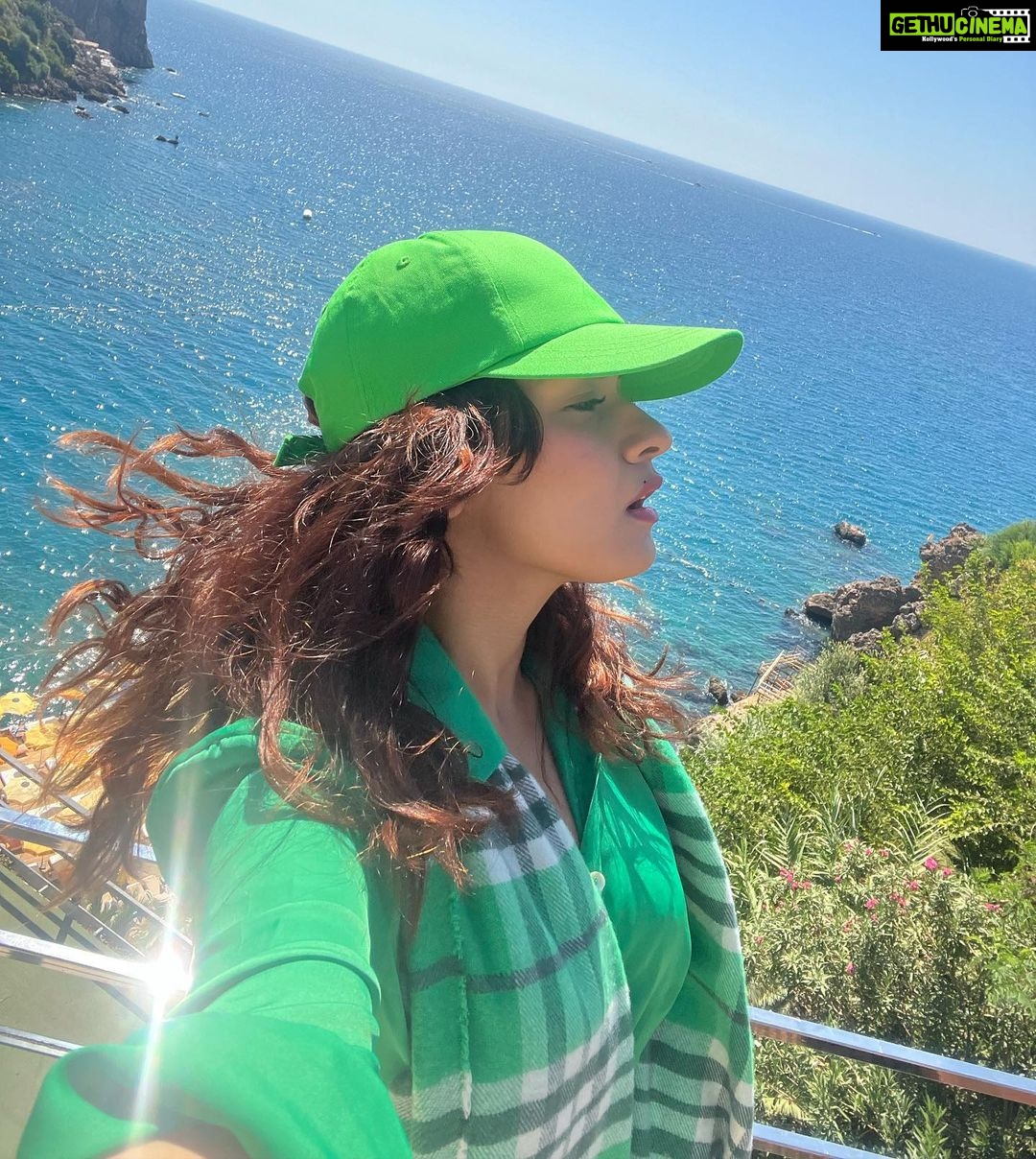 Avneet Kaur Instagram - Sun is shinin and so are you 💚☀️ #nofilter Antalya, Turkey