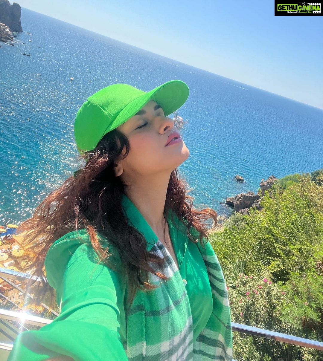 Avneet Kaur Instagram - Sun is shinin and so are you 💚☀️ #nofilter Antalya, Turkey