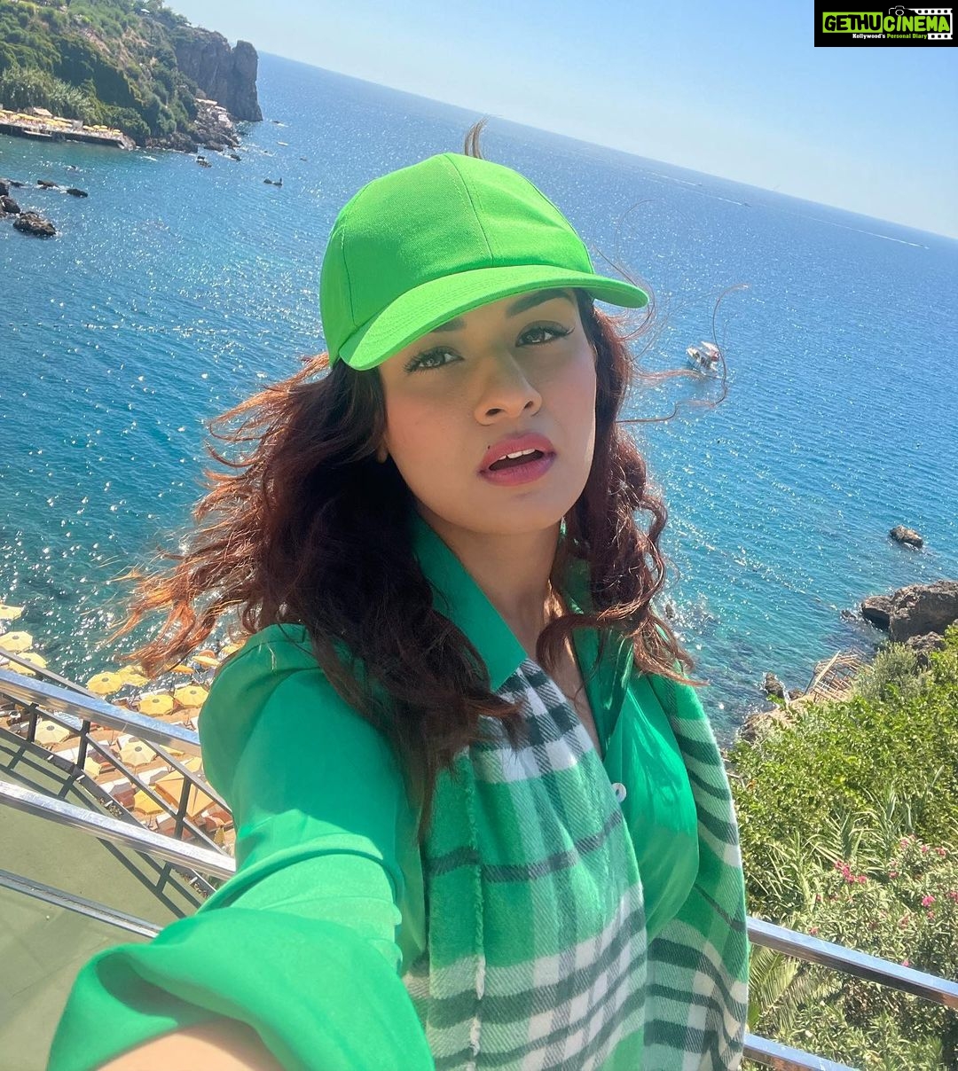 Avneet Kaur Instagram - Sun is shinin and so are you 💚☀️ #nofilter Antalya, Turkey
