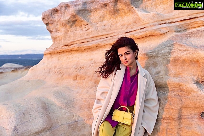 Avneet Kaur Instagram - Sea is calling me ššš #JNTO #VisitJapan #Japan #travel #TravelInJapan #TravelToJapan #JapanCelebratesYou #shirahamabeach #visitwakayama Wearing- @zara @urbanic_in Bag- @jacquemus Overcoat :- @furbish_exclusive styled by @stylingcityy ē½čÆęµ ęµ·ę°“ęµ“å “ Shirarahama Beach