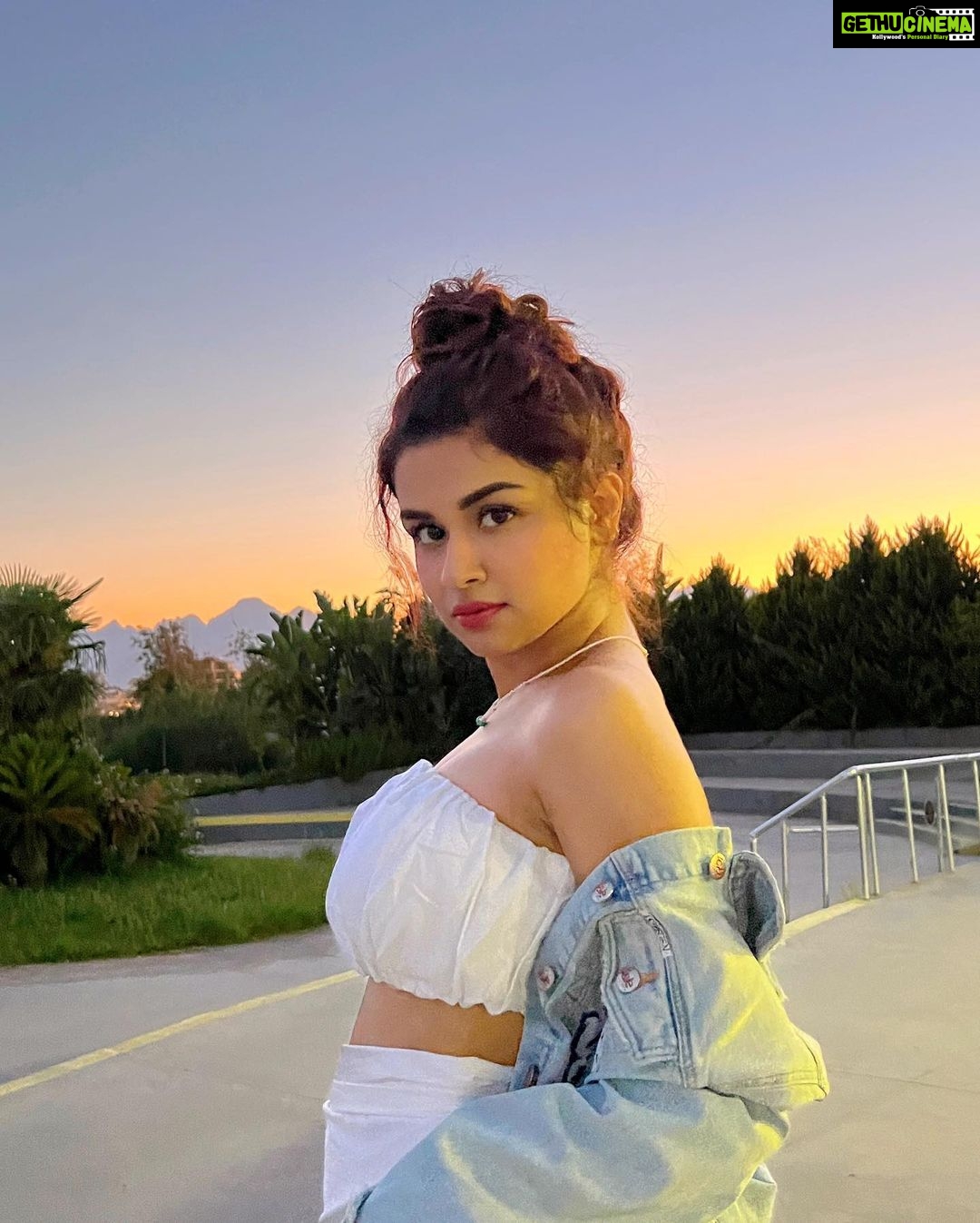 Avneet Kaur Instagram - Sunset is my fav vibe.🌄🤍✨ Antalya, Turkey