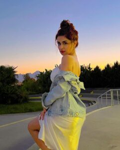 Avneet Kaur Instagram - Sunset is my fav vibe.🌄🤍✨ Antalya, Turkey