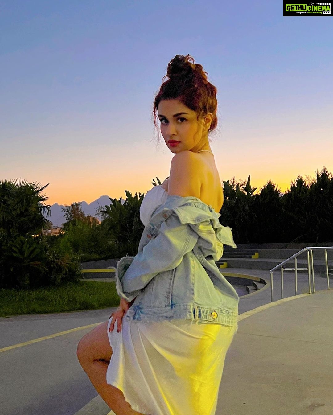 Avneet Kaur Instagram - Sunset is my fav vibe.🌄🤍✨ Antalya, Turkey