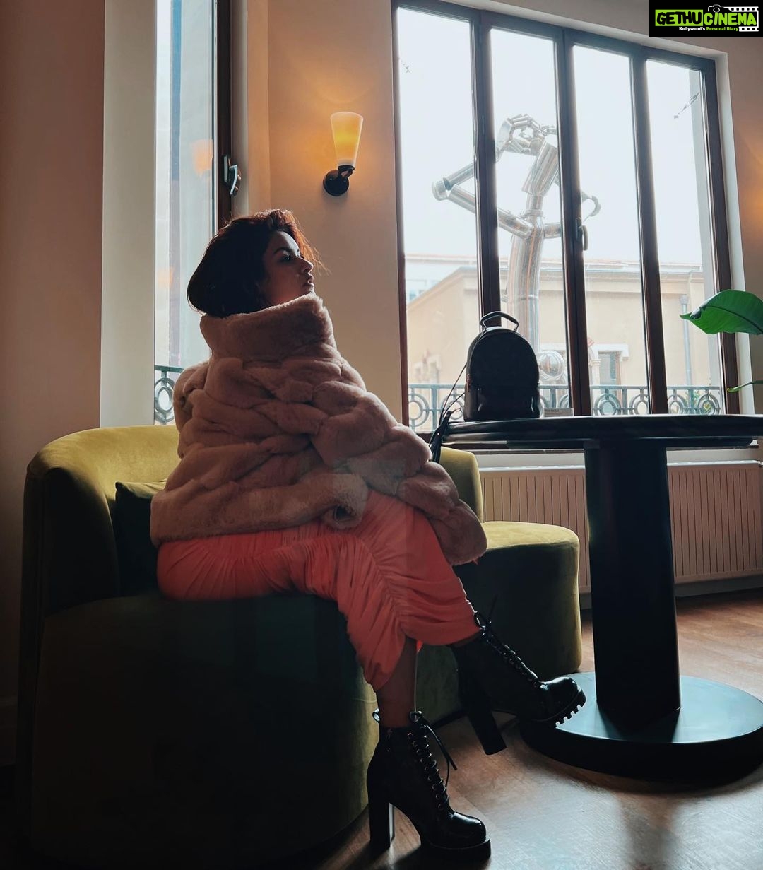 Avneet Kaur Instagram - Her eyes were the color of whiskey and grace. Moments with her always felt like getting drunk on Sundays.🤎✨ Nişantaşı/İstanbul