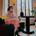 Avneet Kaur Instagram – Her eyes were the color of whiskey and grace. Moments with her always
felt like getting drunk on Sundays.🤎✨ Nişantaşı/İstanbul
