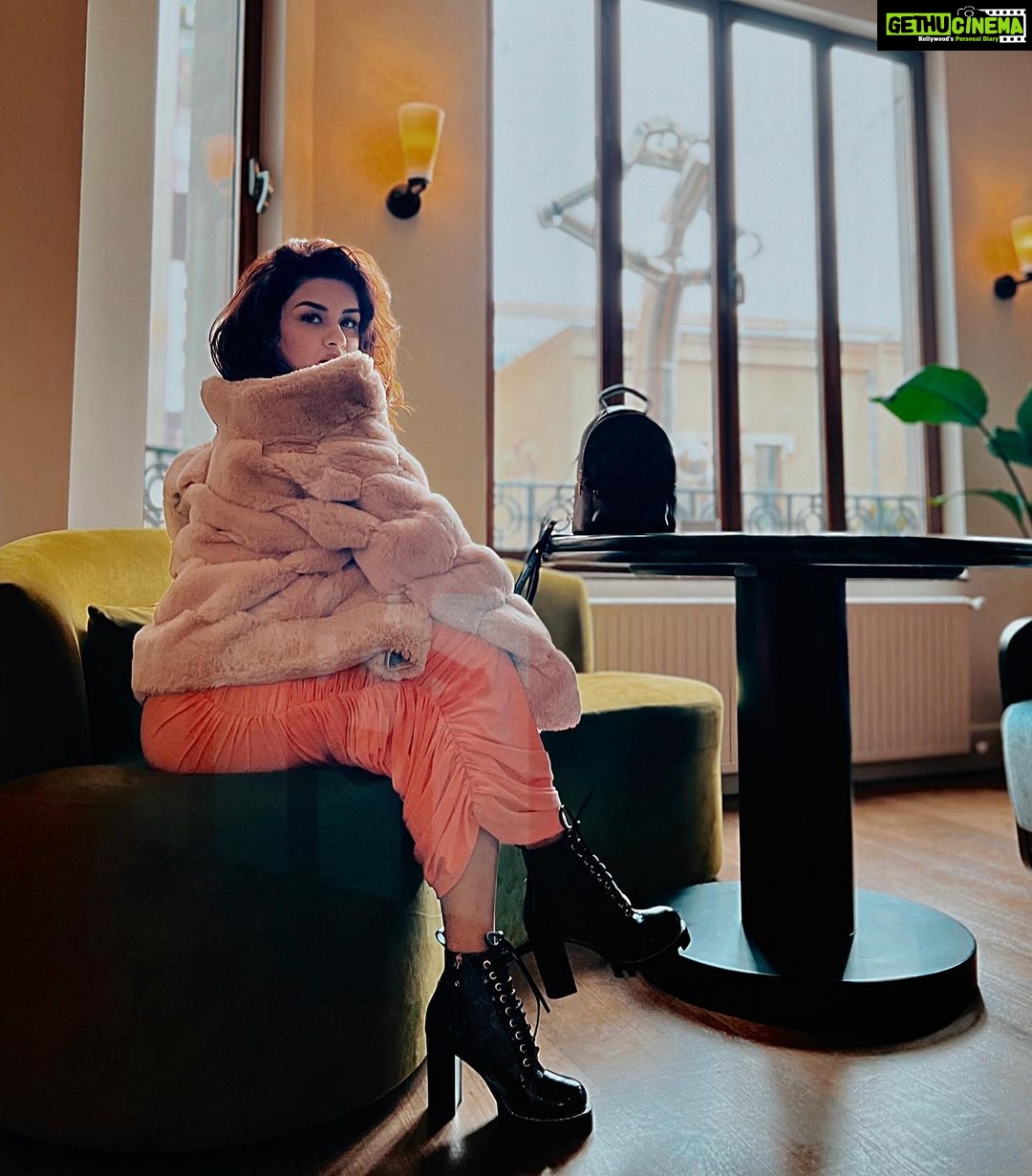 Avneet Kaur Instagram - Her eyes were the color of whiskey and grace. Moments with her always felt like getting drunk on Sundays.🤎✨ Nişantaşı/İstanbul