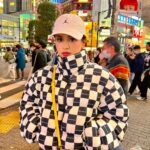 Avneet Kaur Instagram - Some people cross your path and change your whole direction.🤍🖤💛 #JNTO #VisitJapan #Japan #travel #TravelInJapan #TravelToJapan #JapanCelebratesYou #AvneetInJapan #TokyoDiaries Jacket: @fashionvilla0111 Styling: @styling.your.soul Jumpsuit: @urbanic_in Bag: @jacquemus Cap: @nike Boots: @hm Shibuya Crossing, Tokyo, Japan
