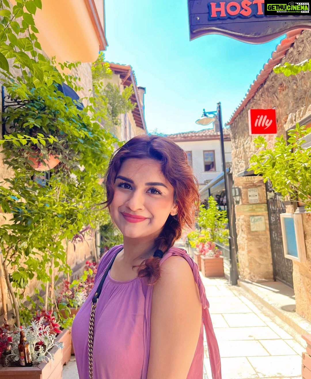 Avneet Kaur Instagram - Jo Hai Tera Labh Jayega, Karke Koyi Bahana… Tere Bas Mein Kujh Vi Nahi Ae, Dil Nu Eh Samjhawa….💖 Antalya, Turkey