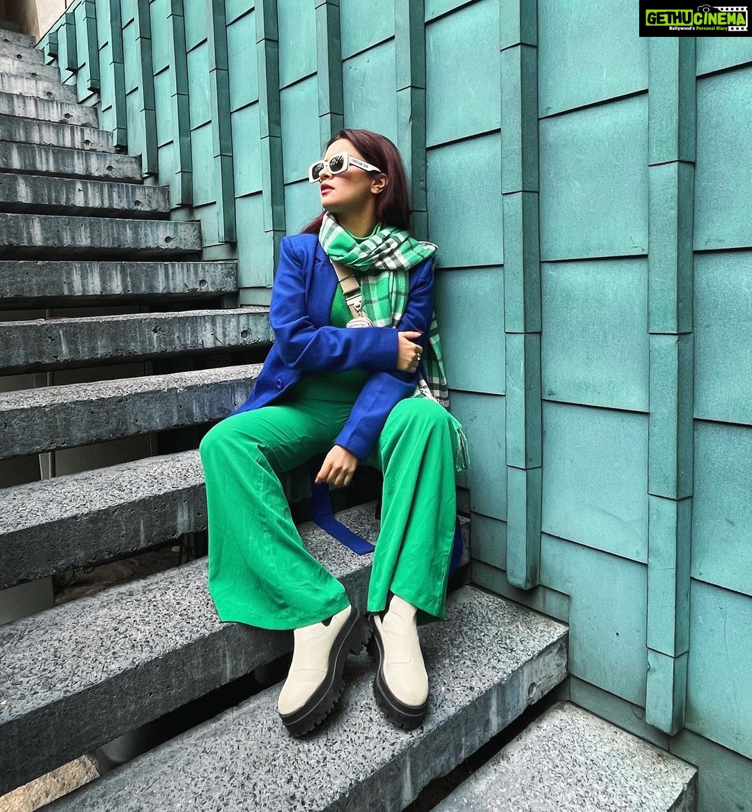 Avneet Kaur Instagram - Fashion is art and you are the canvas.💚💙 #tones #tokyo #fashion #avneetstylediaries Tee- @hm Coat- @shop.dlanxa Bag- @prada Shades- @dior Boots- @hm Styled by- @styling.your.soul Tokyo, Japan