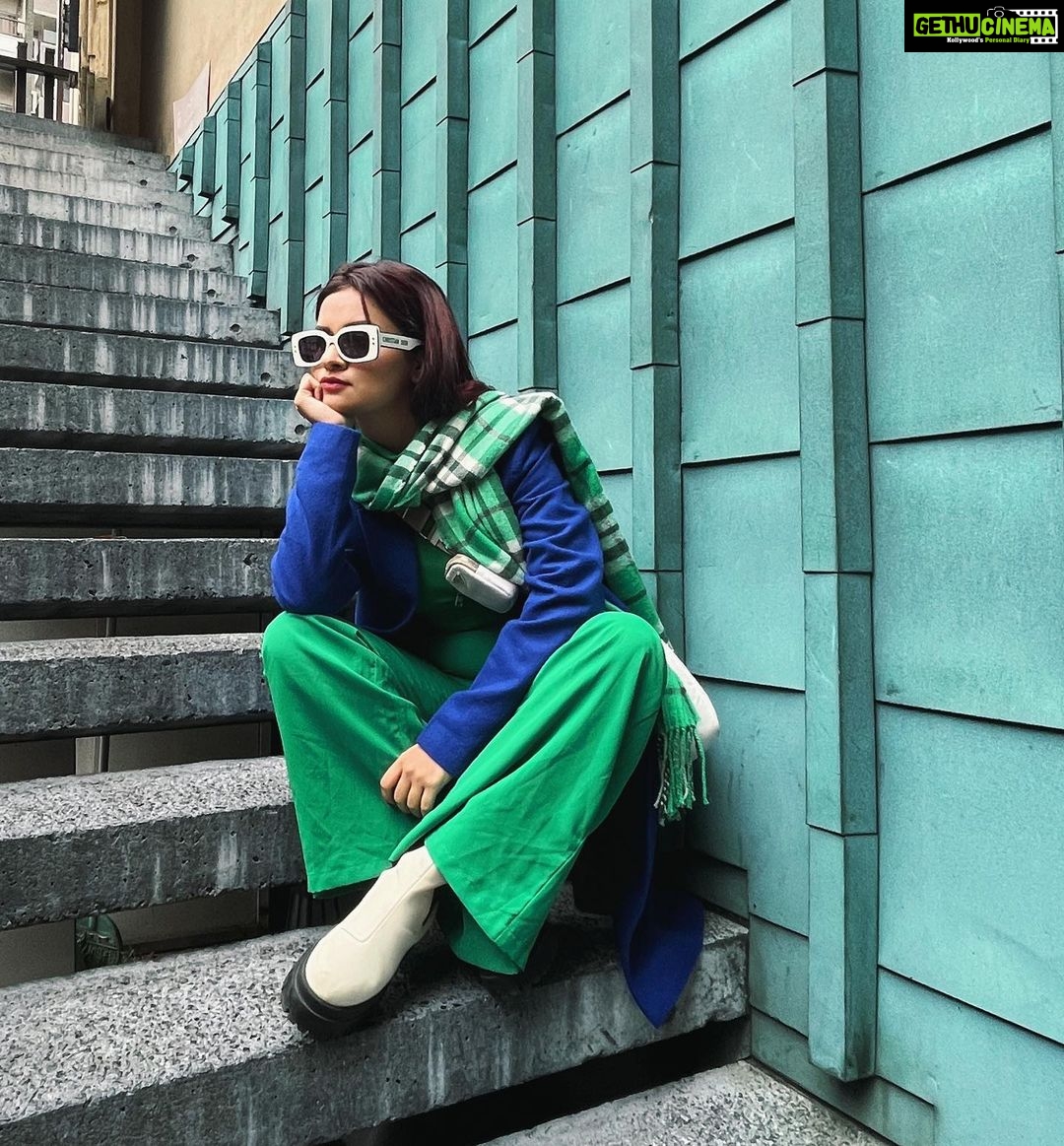 Avneet Kaur Instagram - Fashion is art and you are the canvas.💚💙 #tones #tokyo #fashion #avneetstylediaries Tee- @hm Coat- @shop.dlanxa Bag- @prada Shades- @dior Boots- @hm Styled by- @styling.your.soul Tokyo, Japan
