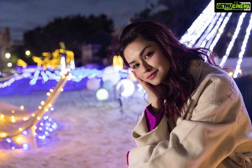 Avneet Kaur Instagram - Sea is calling me ššš #JNTO #VisitJapan #Japan #travel #TravelInJapan #TravelToJapan #JapanCelebratesYou #shirahamabeach #visitwakayama Wearing- @zara @urbanic_in Bag- @jacquemus Overcoat :- @furbish_exclusive styled by @stylingcityy ē½čÆęµ ęµ·ę°“ęµ“å “ Shirarahama Beach
