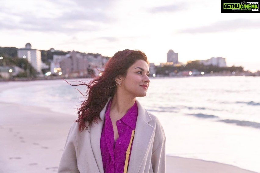 Avneet Kaur Instagram - Sea is calling me ššš #JNTO #VisitJapan #Japan #travel #TravelInJapan #TravelToJapan #JapanCelebratesYou #shirahamabeach #visitwakayama Wearing- @zara @urbanic_in Bag- @jacquemus Overcoat :- @furbish_exclusive styled by @stylingcityy ē½čÆęµ ęµ·ę°“ęµ“å “ Shirarahama Beach