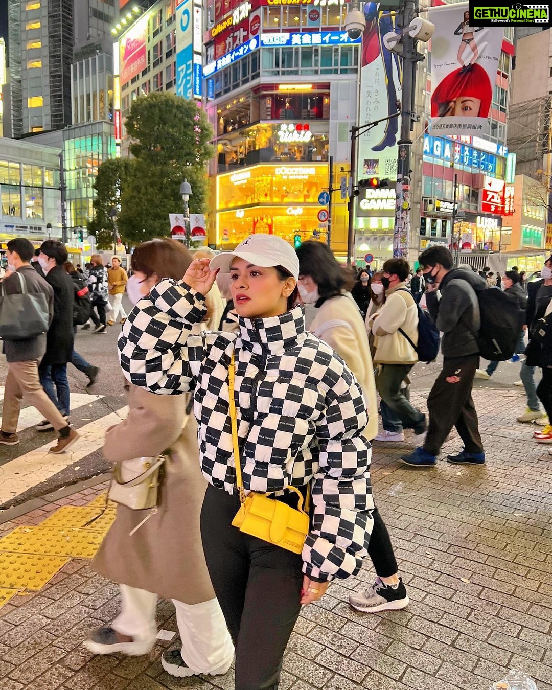 Avneet Kaur Instagram - Some people cross your path and change your whole direction.π€π€π #JNTO #VisitJapan #Japan #travel #TravelInJapan #TravelToJapan #JapanCelebratesYou #AvneetInJapan #TokyoDiaries Jacket: @fashionvilla0111 Styling: @styling.your.soul Jumpsuit: @urbanic_in Bag: @jacquemus Cap: @nike Boots: @hm Shibuya Crossing, Tokyo, Japan