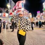 Avneet Kaur Instagram - Some people cross your path and change your whole direction.🤍🖤💛 #JNTO #VisitJapan #Japan #travel #TravelInJapan #TravelToJapan #JapanCelebratesYou #AvneetInJapan #TokyoDiaries Jacket: @fashionvilla0111 Styling: @styling.your.soul Jumpsuit: @urbanic_in Bag: @jacquemus Cap: @nike Boots: @hm Shibuya Crossing, Tokyo, Japan