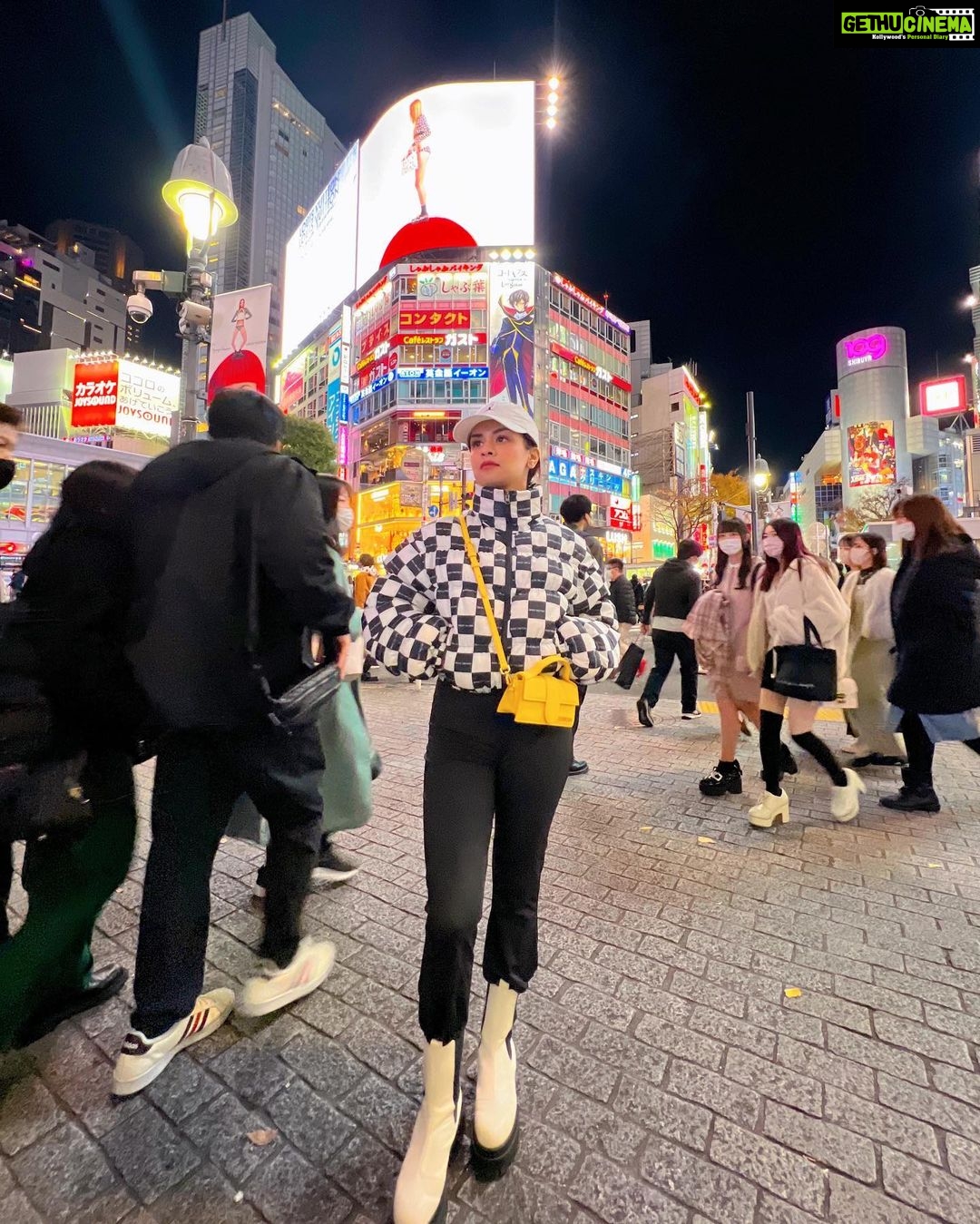 Avneet Kaur Instagram - Some people cross your path and change your whole direction.π€π€π #JNTO #VisitJapan #Japan #travel #TravelInJapan #TravelToJapan #JapanCelebratesYou #AvneetInJapan #TokyoDiaries Jacket: @fashionvilla0111 Styling: @styling.your.soul Jumpsuit: @urbanic_in Bag: @jacquemus Cap: @nike Boots: @hm Shibuya Crossing, Tokyo, Japan