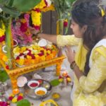 Bhanu Sri Mehra Instagram - SATYA NARAYANA SWAMY VRATHAM 🪔🌺🙏 Anadaru bagundali andulo nen undali “Om Sri Rama Satyanarayana Swamy eh Namaha” 🙌🏻🙏 #devocional #blessed #poojatime #reels #instagram #bhanusree🔥❤️