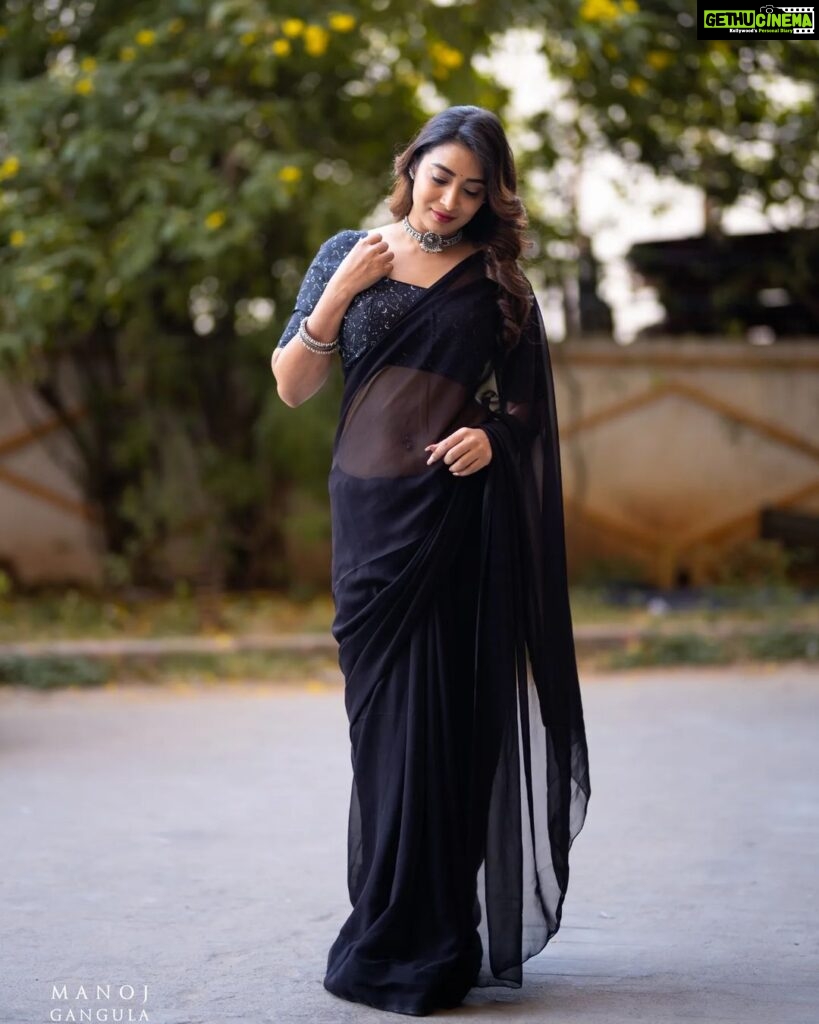 Bhanu Sri Mehra Instagram - 🖤 Wearing: @kalpana_vogeti 📷: @manoj_gangula #tollywoodactress #inblacksaree #love #bhanusree🔥❤️