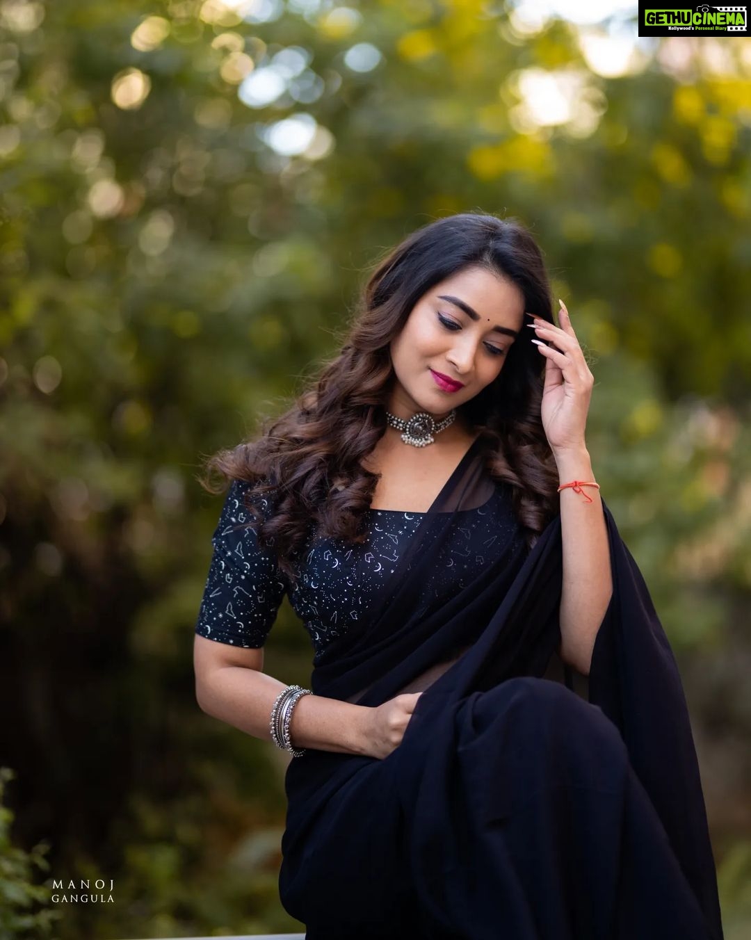 Bhanu Sri Mehra Instagram - 🖤🧿 Saree :@kalpana_vogeti Pic 📸: @manoj_gangula Blouse: @mudradesigninghome Jewelry: @sahithivarma_official #instsgramlover💕 #tollywoodactress #blacksaree #love #bhanusree🔥❤️