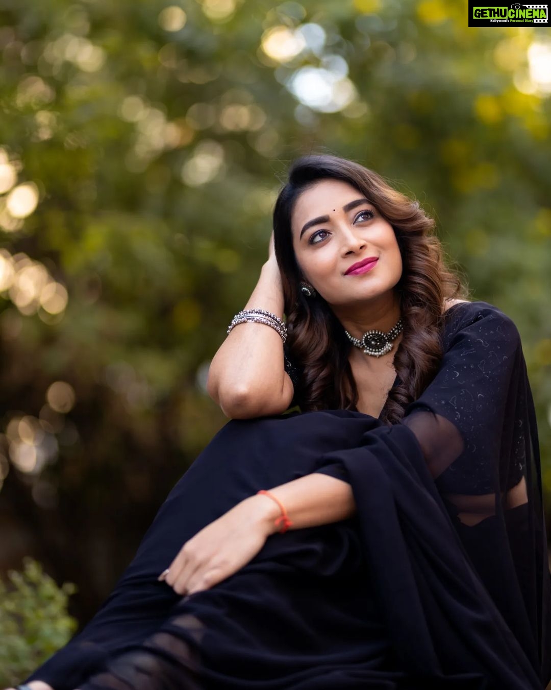 Bhanu Sri Mehra Instagram - 🖤🧿 Saree :@kalpana_vogeti Pic 📸: @manoj_gangula Blouse: @mudradesigninghome Jewelry: @sahithivarma_official #instsgramlover💕 #tollywoodactress #blacksaree #love #bhanusree🔥❤️