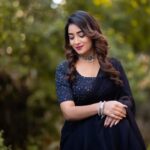 Bhanu Sri Mehra Instagram - 🖤🧿 Saree :@kalpana_vogeti Pic 📸: @manoj_gangula Blouse: @mudradesigninghome Jewelry: @sahithivarma_official #instsgramlover💕 #tollywoodactress #blacksaree #love #bhanusree🔥❤️