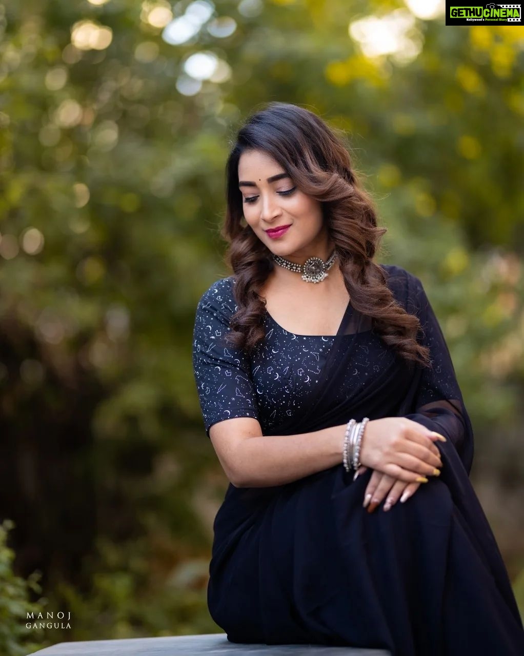 Bhanu Sri Mehra Instagram - 🖤🧿 Saree :@kalpana_vogeti Pic 📸: @manoj_gangula Blouse: @mudradesigninghome Jewelry: @sahithivarma_official #instsgramlover💕 #tollywoodactress #blacksaree #love #bhanusree🔥❤️